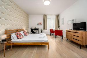 1 Schlafzimmer mit einem Bett und einem Esszimmer in der Unterkunft Art Deco Suite in Prag