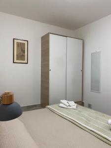 Cette chambre blanche comprend un lit et une armoire. dans l'établissement Al Larghetto, à Lamezia Terme