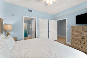 A bed or beds in a room at Laketown Wharf #319 by Nautical Properties Még 33 kép