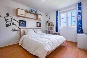 um quarto com uma cama com um jogador de futebol na parede em Maison spacieuse de 100m2 avec 3 chambres et jardin à 10 min à pied de la gare de meaux, 20 min de Disney et 30 min de paris em Villenoy