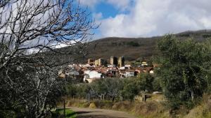 una pequeña ciudad en medio de una montaña en Apartamento Turístico El Sotanillo de Valverde de la Vera, en Valverde de la Vera