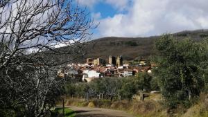 a small town in the middle of a mountain at Apartamento Turístico El Sotanillo de Valverde de la Vera in Valverde de la Vera