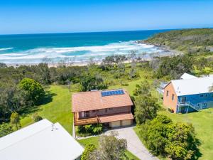 - une vue aérienne sur une maison et l'océan dans l'établissement Gerry's Mullawarra Beach House, à Arrawarra