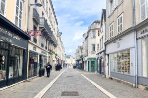 Una calle vacía con gente caminando por la calle en Henri en scène, en Chartres