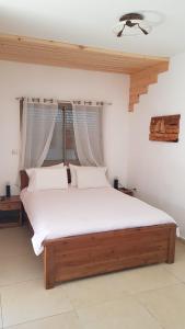 1 dormitorio con 1 cama grande con sábanas blancas en ROSEHILLS, en Kefar Weradim