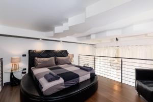 una camera con letto e balcone di Porta Susa - Liberty Loft a Torino