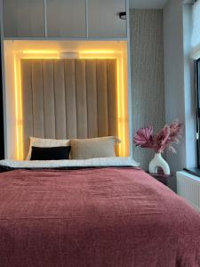 - une chambre avec un grand lit et une couverture rouge dans l'établissement WIDOKI3 Apartment Montownia Foodhall, à Gdańsk