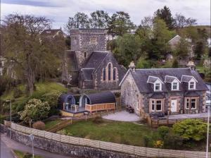 una vista aérea de una casa grande con patio en Loch View Luxury Pod, en Connel