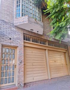 due porte del garage di fronte a una casa di DEPARTAMENTO EN DORREGO a Guaymallén