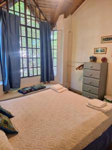 una camera da letto con un grande letto con tende blu di DEPARTAMENTO EN DORREGO a Guaymallén