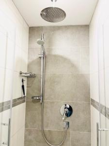 W łazience znajduje się prysznic ze szklanymi drzwiami. w obiekcie SEEMOMENTE nahe Messe, Spieleland, Friedrichshafen w mieście Meckenbeuren