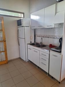 una cucina con frigorifero bianco e lavandino di DEPARTAMENTO EN DORREGO a Guaymallén