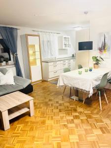 Gallery image of SEEMOMENTE Spieleland, Messe, Friedrichshafen 3 Zi mit Balkon, Parkplatz in Meckenbeuren