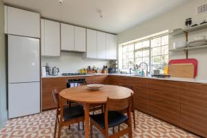 Kuchyňa alebo kuchynka v ubytovaní Spacious 2BD Flat By Regents Park & Camden Town!