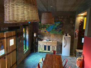 La Llama Negra في تيلكارا: مطبخ مع طاولة خشبية وثلاجة