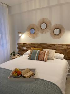 bandeja de fruta en una cama con dos espejos en EL ENCANTO DEL CENTRO, en Gijón