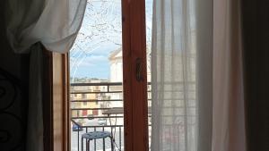 Habitación con ventana y vistas. en Palazzo montagna, en Grotte