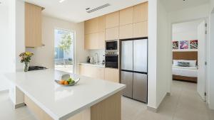 Η κουζίνα ή μικρή κουζίνα στο Costa Divina A1: 2BR, 2.5BA by Kivoya