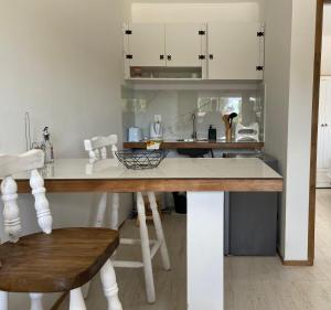 una cucina con armadi bianchi e tavolo in legno di La Mia Casa a Florida