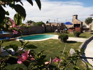 un cortile con piscina e patio di La Mia Casa a Florida