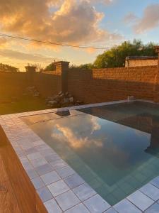 - une piscine avec un reflet du ciel dans l'établissement La Mia Casa, à Florida