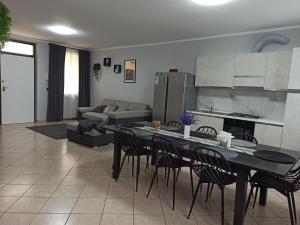 uma cozinha e sala de estar com mesa e cadeiras em Villetta a Novagli em Carpenedolo