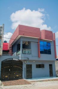 um edifício com um portão em frente em Oluwa-sheyi Apartment em Cotonou