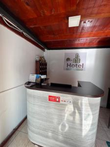 una barra de hotel en una habitación con techo de madera en Hotel Casa del profesor Iquique, en Iquique