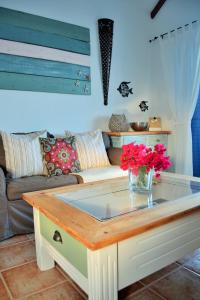una sala de estar con una mesa con flores. en Casa del Mar en Punta de Mujeres