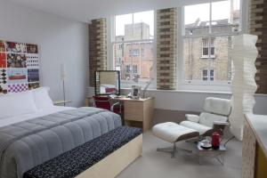 Postel nebo postele na pokoji v ubytování Boundary Shoreditch