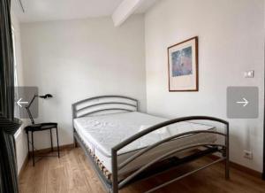 ein Schlafzimmer mit einem Bett in der Ecke eines Zimmers in der Unterkunft Maison front de mer La Flotte in La Flotte