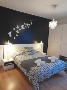 een slaapkamer met een bed met vlinders aan de muur bij Perera in Castejón de Sos