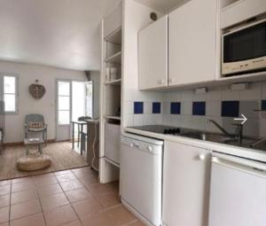 Kuchyň nebo kuchyňský kout v ubytování Maison front de mer La Flotte