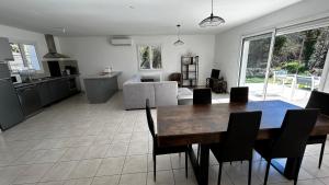 Kuchyň nebo kuchyňský kout v ubytování Villa SPA Proche Ardeche Ruoms-Vallon pont d'Arc et sites + 13 fotografií