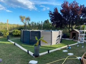 a small shed in a yard with a plant at Villa SPA Proche Ardeche Ruoms-Vallon pont d'Arc et sites in Ruoms