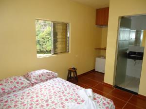 サンタ・バルバラにあるPousada Maria Franciscaのベッドルーム(ベッド1台、窓付)