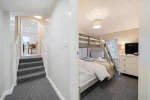 sypialnia z łóżkiem piętrowym i schodami w obiekcie The Bridge Guesthouse w mieście Maguires Bridge