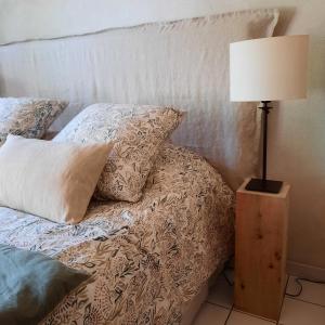 Cama ou camas em um quarto em Gîte Ventoux Provence Piscine privative Charme