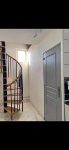 Habitación con escalera y puerta en Escapade cosy proche Vienne, en Chasse-sur-Rhône