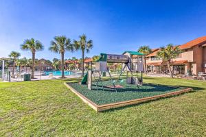 einen Spielplatz in einem Park neben einem Pool in der Unterkunft Panama City Beach Townhome with Resort Amenities! in Panama City Beach