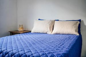 سرير أو أسرّة في غرفة في 4 Elementos Hostal