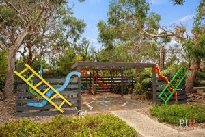 einen Spielplatz mit bunter Spielausrüstung in einem Park in der Unterkunft Phillip Island Family Resort 2Bdr in Cowes