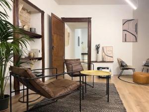 salon z kanapą, stołem i krzesłami w obiekcie Castello's Rooms w Cagliari
