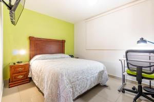 1 dormitorio con 1 cama y 1 silla en DEPARTAMENTO COMPLETO COYOACAN en Ciudad de México