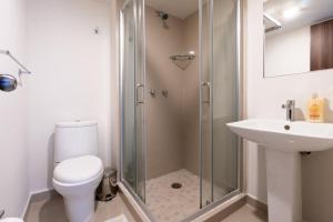 a bathroom with a shower and a toilet and a sink at DEPARTAMENTO COMPLETO COYOACAN in Mexico City +24 photos