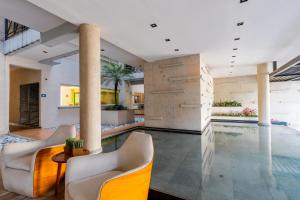 a lobby with a pool and two chairs and a table at DEPARTAMENTO COMPLETO COYOACAN in Mexico City