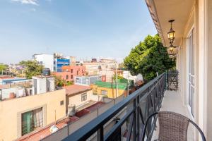a balcony with a view of a city at DEPARTAMENTO COMPLETO COYOACAN in Mexico City