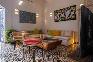 a living room with a couch and a table at Casa Familiar - Maria de las Palmas -Getsemani in Cartagena de Indias