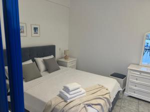 - une chambre avec un lit et des serviettes dans l'établissement Giannis & Maria Sunset House, à Lagoúdi Zía