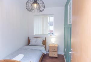 Un pat sau paturi într-o cameră la Caasi home Gorton Manchester